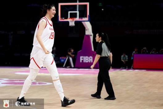 中国女篮半场领先波黑23分，张子宇首节3分钟8分次节未出战